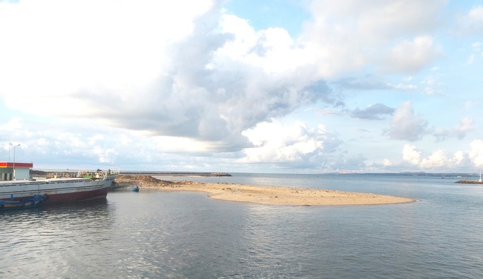 Boats at risk  due to sediment accumulation at Phan Thiet Port - 1