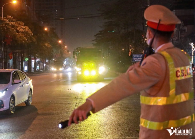 Numerous drivers in Hanoi fined for installing ultra-bright headlights - 1