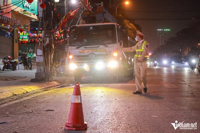 Numerous drivers in Hanoi fined for installing ultra-bright headlights - 2