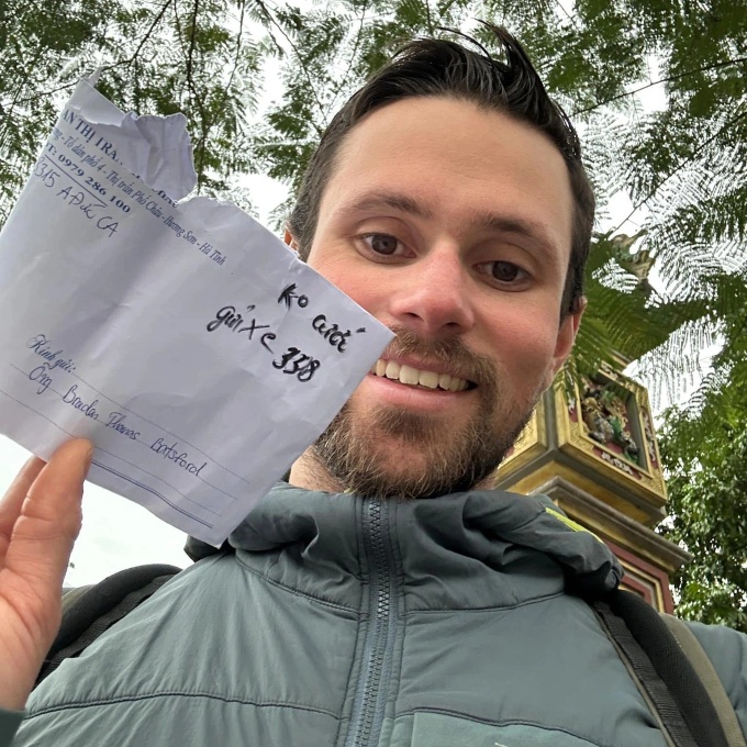 Canadian tourist recovers lost documents in Vietnam - 2 Canadian tourist recovers lost documents in Vietnam - 2