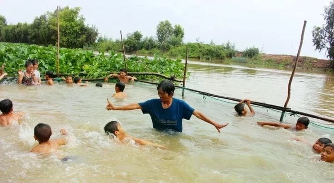 Mekong Delta woman saves lives for decades with free swimming lessons - 1