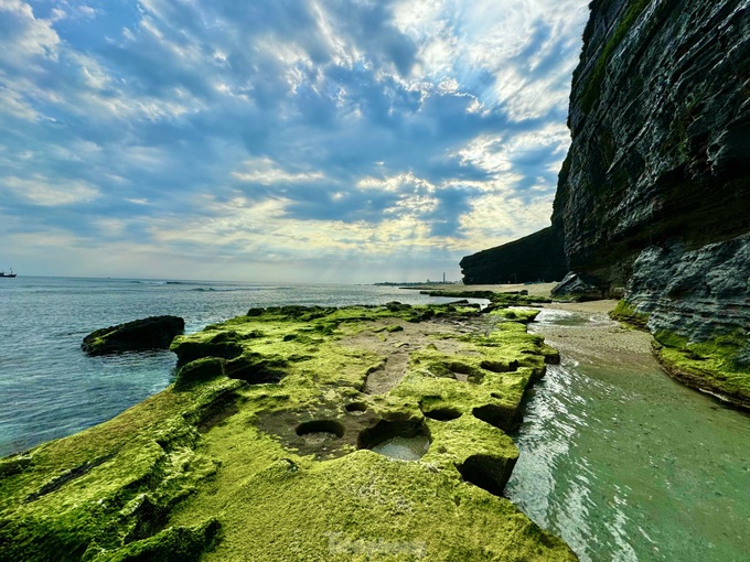 Beauty of Ly Son Island’s moss-covered rocks - 2