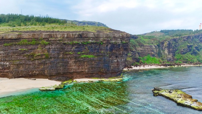 Beauty of Ly Son Island’s moss-covered rocks - 4