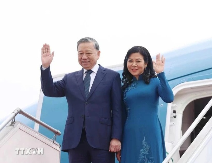 Party chief begins official visit to Singapore - 1