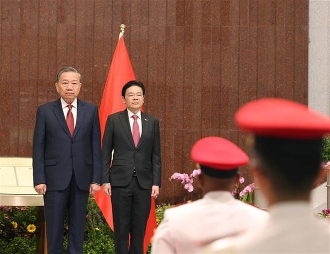 Singaporean leader hosts welcome ceremony for Vietnamese Party chief - 2