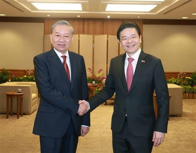 Singaporean leader hosts welcome ceremony for Vietnamese Party chief - 3