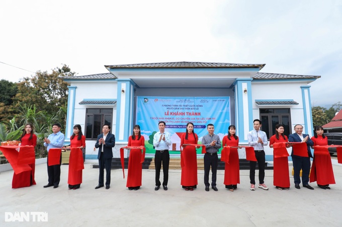 Dantri hands over seven houses to underprivileged families in Lao Cai - 1