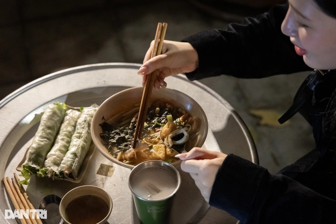 Hanoi's street-side vegetarian eatery captivates diners - 8