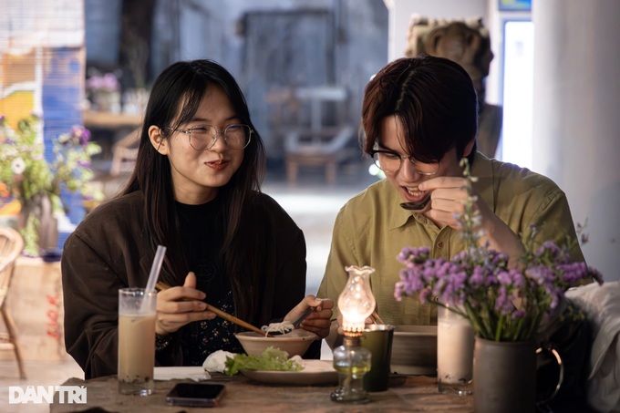 Hanoi's street-side vegetarian eatery captivates diners - 9