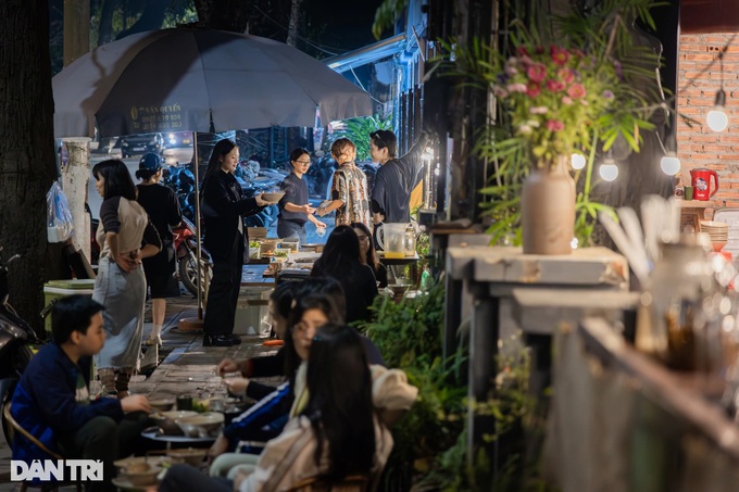 Hanoi's street-side vegetarian eatery captivates diners - 1