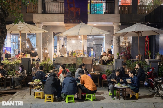 Hanoi's street-side vegetarian eatery captivates diners - 2