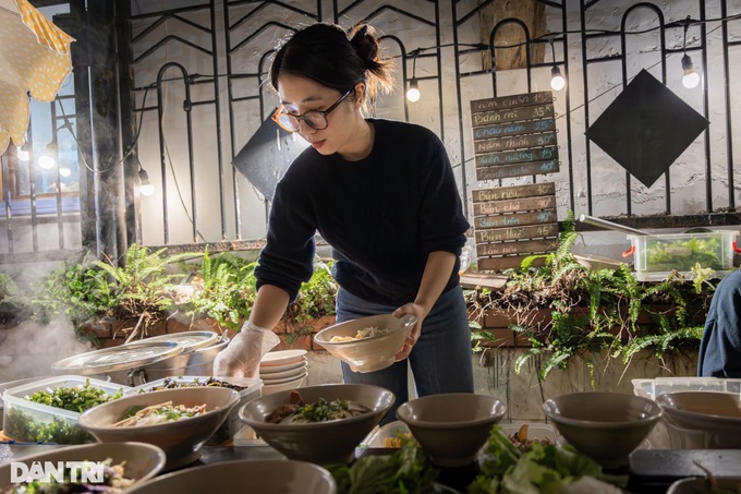 Hanoi's street-side vegetarian eatery captivates diners - 6