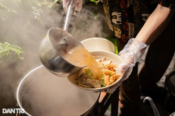 Hanoi's street-side vegetarian eatery captivates diners - 7