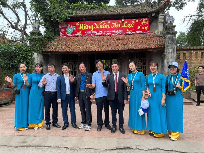 Travel companies join locals to collect waste in Duong Lam Ancient Village - 1