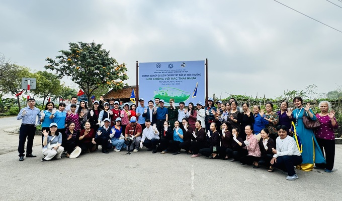 Travel companies join locals to collect waste in Duong Lam Ancient Village - 2