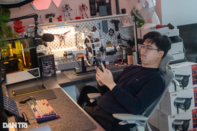 Creative workspace setup helps Hanoi man boost work efficiency - 7