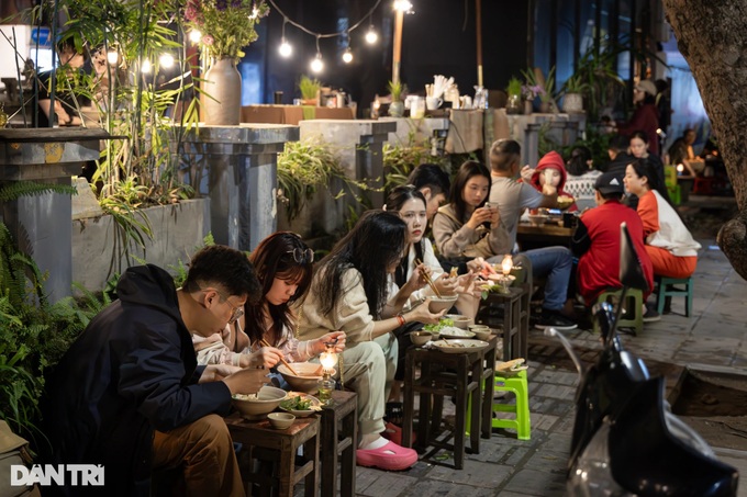 Hanoi's street-side vegetarian eatery captivates diners - 10