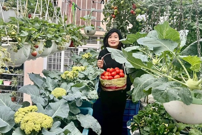 Hanoi woman's budget-friendly rooftop garden surprises visitors - 1