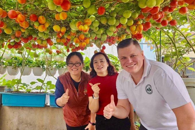 Hanoi woman's budget-friendly rooftop garden surprises visitors - 8