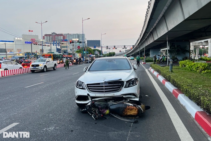 Woman dies after car hits 10 motorbikes in HCM City - 1