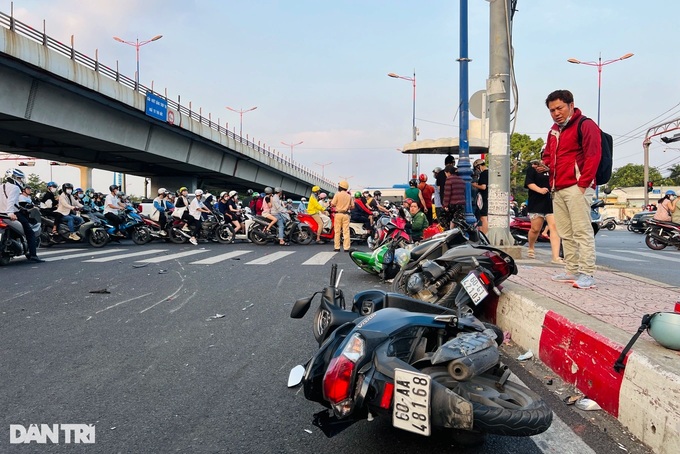 Woman dies after car hits 10 motorbikes in HCM City - 2