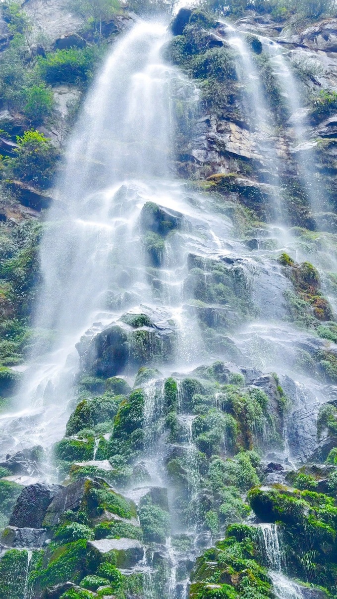 Lao Cai waterfall captivates visitors - 1