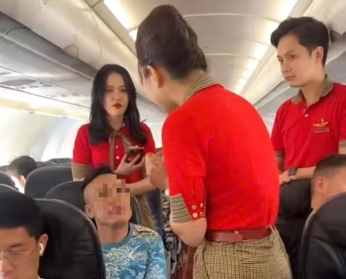 Man fined VND2 million for changing seat on flight - 1