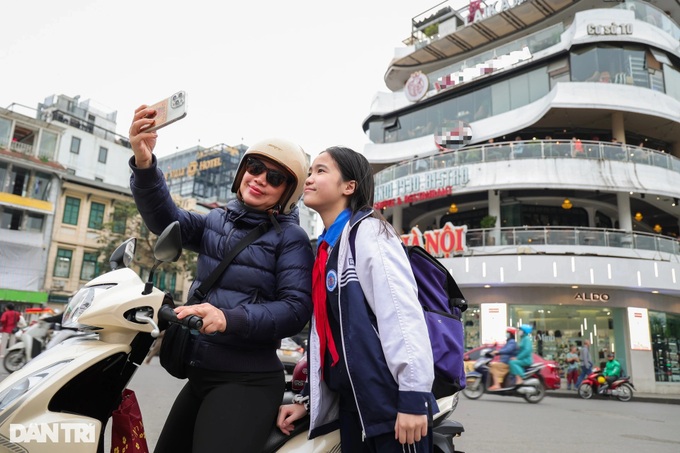 Thousands flock to Hanoi building before demolition - 7