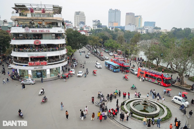 Thousands flock to Hanoi building before demolition - 1