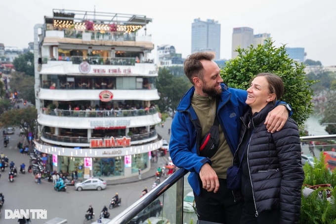 Thousands flock to Hanoi building before demolition - 12