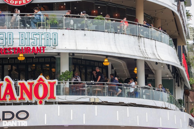 Thousands flock to Hanoi building before demolition - 2