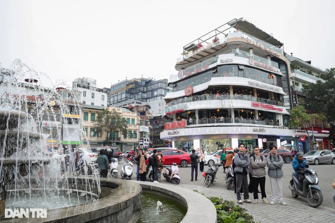 Thousands flock to Hanoi building before demolition - 13