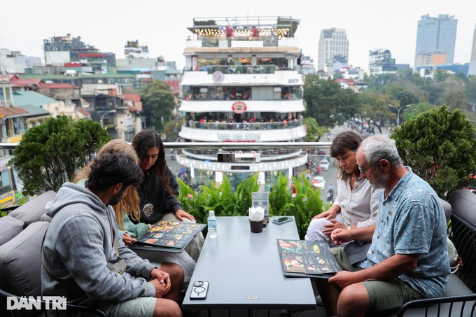 Thousands flock to Hanoi building before demolition - 10