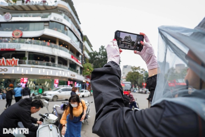 Thousands flock to Hanoi building before demolition - 3