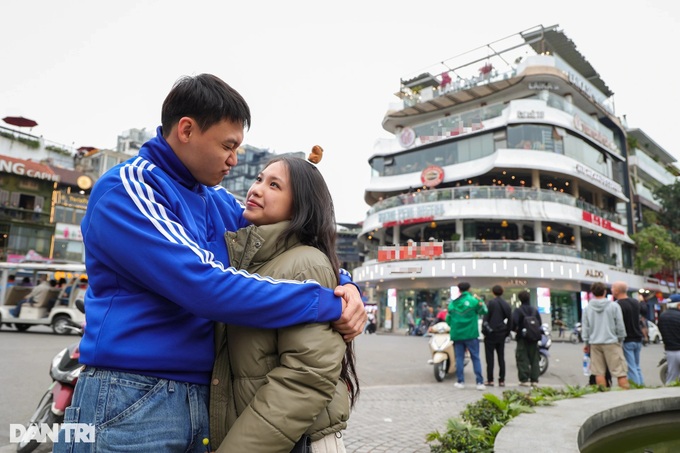 Thousands flock to Hanoi building before demolition - 6