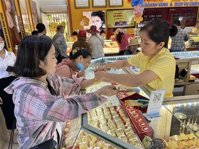 Gold prices reach new record highs in Vietnam - 1