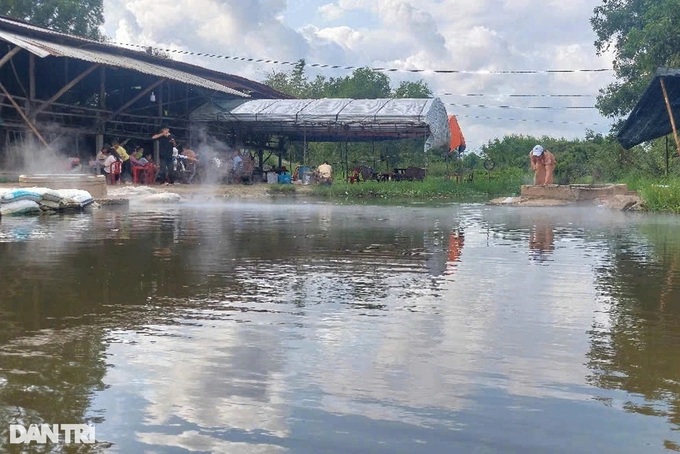 Binh Dinh hot spring attracts year-round visitors - 1