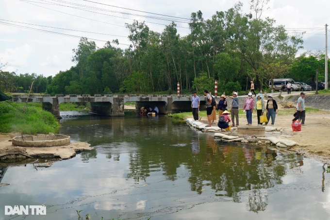 Binh Dinh hot spring attracts year-round visitors - 3