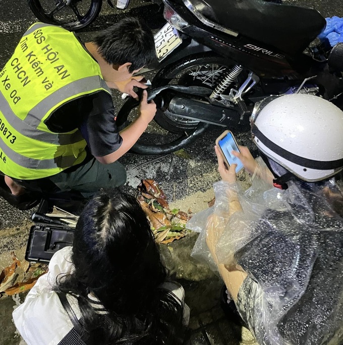 Hoi An SOS team offers free night-time vehicle repairs - 1