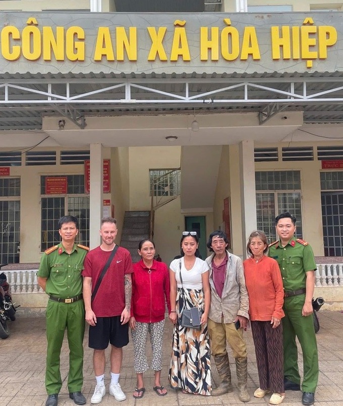 French woman reunited with Vietnamese mother after 27 years - 1