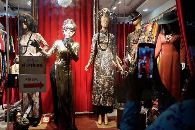 HCM City Ao Dai designer hosts live music in her boutique - 1