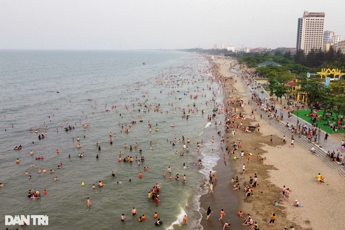 Free freshwater showers and parking at Cua Lo Beach - 1