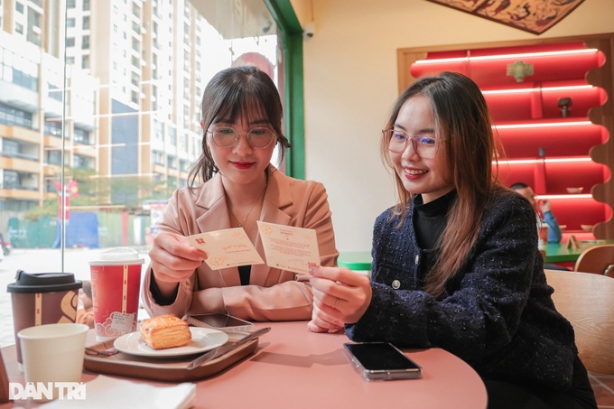 Hanoi café draws crowds with Dong Ho folk painting signage - 11