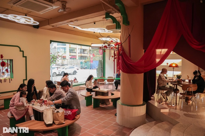 Hanoi café draws crowds with Dong Ho folk painting signage - 3