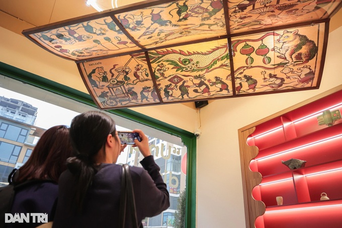 Hanoi café draws crowds with Dong Ho folk painting signage - 6