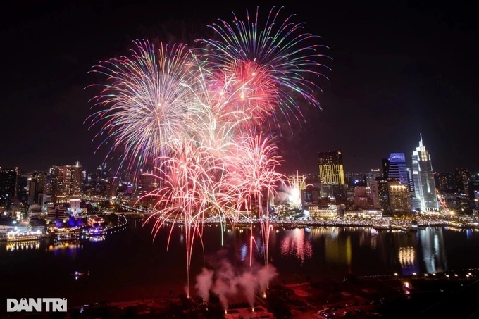 Weekly fireworks proposed for HCM City Reunification Day celebration - 1