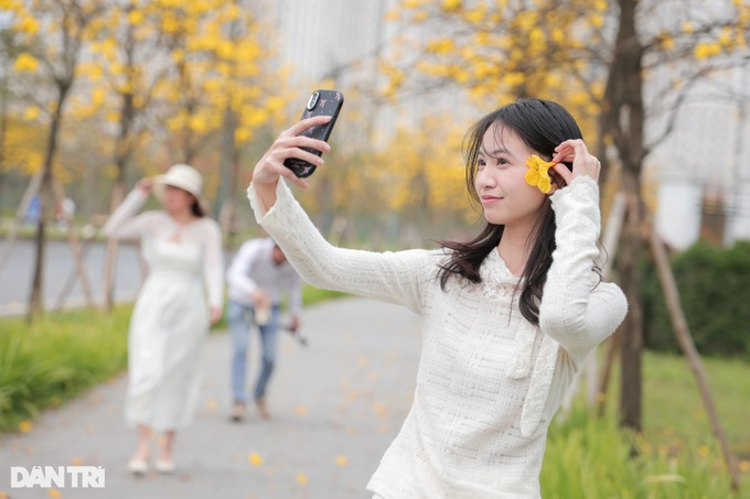 Hanoi trumpet flower road draws visitors - 3