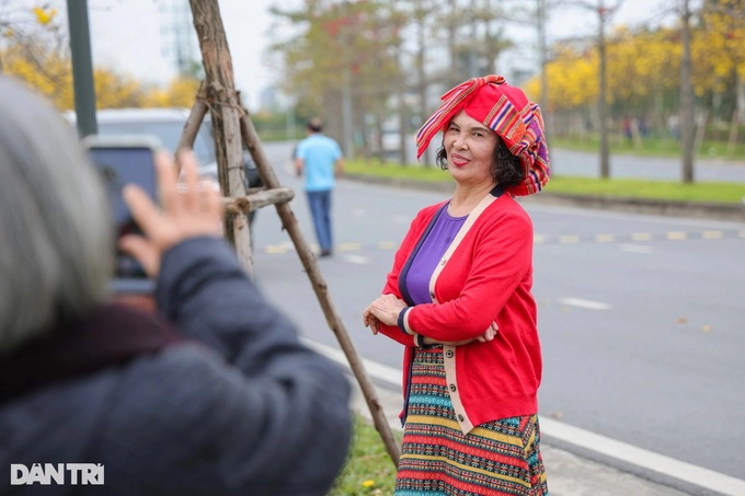 Hanoi trumpet flower road draws visitors - 5