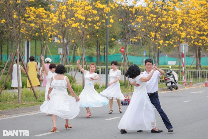 Hanoi trumpet flower road draws visitors - 6