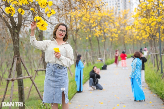 Hanoi trumpet flower road draws visitors - 7